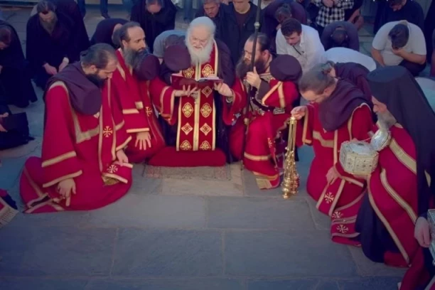 MOLITVENI ŠTIT: Pogledajte kako monasi posebnom molitvom štite Svetu goru od zemljotresa (VIDEO)