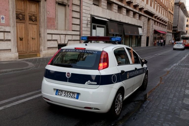 ŠTA RADITE VI OVDE? Novi detalji upada italijanske policije u sobe srpskih novinara: KO STE VI?