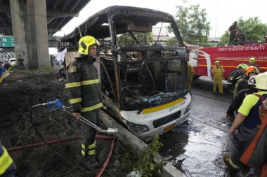 ZAPALIO SE ŠKOLSKI AUTOBUS, NAJMANJE 25 MRTVIH! Deca krenula na izlet, a onda se dogodila strava! Spasioci pokušavaju da izvuku preživele