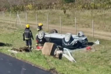 TEŠKA SAOBRAĆAJKA KOD NOVOG SADA! Automobil sleteo sa puta i prevrnuo se na krov - JEZIVE SCENE! (FOTO)