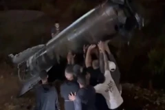 PALESTINCI SLAVE PORED IRANSKE RAKETE! Okupili se oko projektila i uzvikuju: Alahu akbar! (VIDEO)