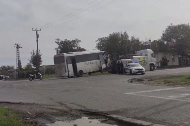 SLUPAN AUTOBUS POMEREN SA MESTA NESREĆE KOD INĐIJE: 36 povređenih zbrinuto nakon stravičnog sudara! (FOTO, VIDEO)