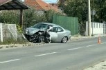 IZGUBIO KONTROLU NAD VOZILOM I ZAKUCAO SE U BANDERU! Jeziv udes u Čačku - VOZILO POTPUNO UNIŠTENO! (FOTO)