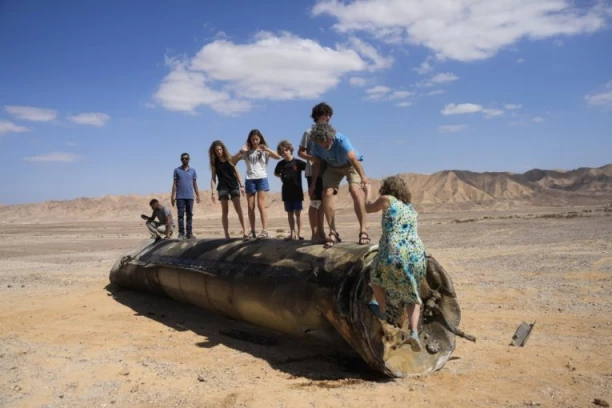 LJUDI SE FOTKAJU SA OLUPINAMA UNIŠTENIH IRANSKIH RAKETA: Neverovatne scene dan nakon napada Irana na Izrael (FOTO)