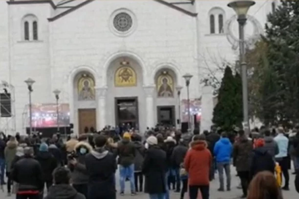 DA LI TREBA CELIVATI VRATA CRKVE PRE ULASKA? Evo kako se pravilno ulazi u pravoslavni hram