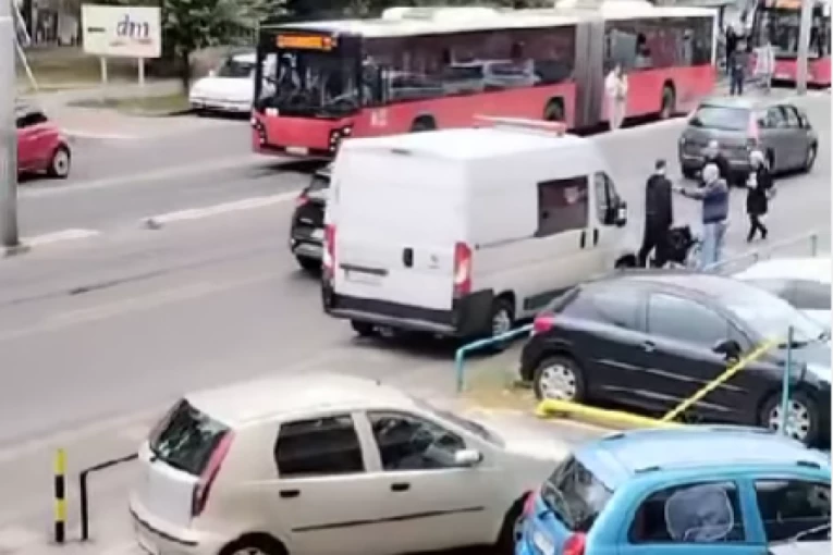 NEVIĐENA BAHATOST! Vozač parkirao kombi nasred trotoara, pa blokirao slepog čoveka i u invalidskim kolicima! (VIDEO)