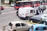 NEVIĐENA BAHATOST! Vozač parkirao kombi nasred trotoara, pa blokirao slepog i čoveka u invalidskim kolicima! (VIDEO)