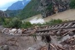 DA LI JE OVO REALNO? Odron i poplave uništavaju sve pred sobom u Bosni, PRUGA OSTALA DA VISI U VAZDUHU! (FOTO)