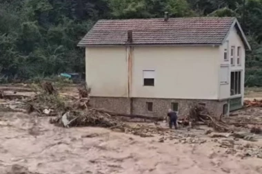 NOVI DRAMATIČAN SNIMAK IZ BOSNE: Akcija spasavanja muškarca OPKOLJENOG bujicama! Bacaju mu konopac, a onda...(VIDEO)