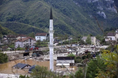 DŽAMIJA POTOPLJENA, SAMO MINARET VIRI! Stravična ispovest: "U trenu smo ostali bez svega, sina sam jedva spasio" (FOTO/VIDEO)