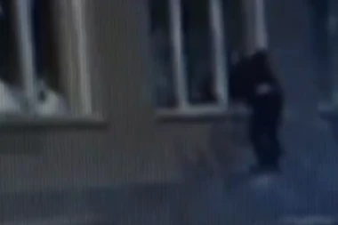 ZAPALJENA ZGRADA FSB: Napadač bacio Molotovljev koktel, ali doživeo veliki peh (VIDEO)