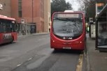 JEZIVO! DEVOJČICI SE ZAGLAVILA NOGA U VRATIMA GRADSKOG AUTOBUSA: Vozač ništa nije primetio i vukao je po ulici, "BILA SAM OŠAMUĆENA, IMAM POTRES MOZGA" (UZNEMIRUJUĆI SNIMAK)