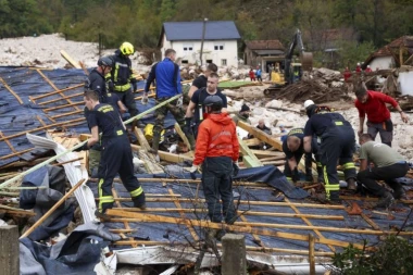 NESTALE CELE PORODICE! SVAKI SEKUND JE DRAGOCEN! Spasioci u Jablanici teškom mehanizacijom i GOLIM RUKAMA kopaju ruševine! (VIDEO)