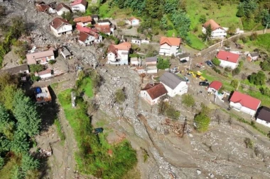 HOROR SNIMAK IZ VAZDUHA: Sve je IZOBLIČENO! Ulice sela kod Jablanice su zatrpane, neke kuće više ne postoje! (FOTO/VIDEO)