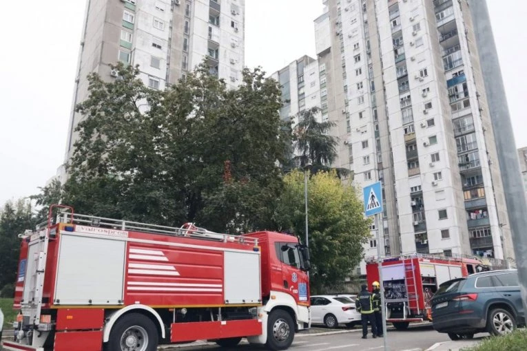 POŽAR NA BANJICI: Žar od cigarete zapalio dušek! BUKNULA VATRA KOD PET SOLITERA!