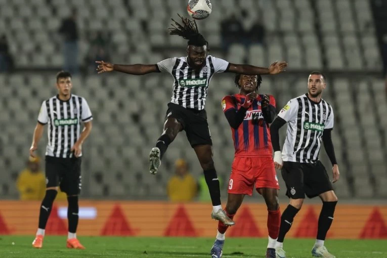 PARTIZAN - TEKSTILAC: Crno-beli pred uvećali prednost! Zahid matirao golmana gostiju!