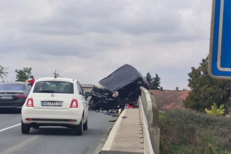 TRI DEVOJČICE TEŠKO POVREĐENE U STRAVIČNOM UDESU KOD BAČKOG PETROVCA! Hitno hospitalizovane.