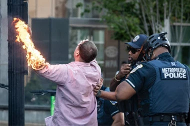 HAOS ISPRED BELE KUĆE! Čovek se zapalio tokom protesta, VRIŠTAO OD BOLOVA DOK JE GOREO (FOTO/VIDEO)