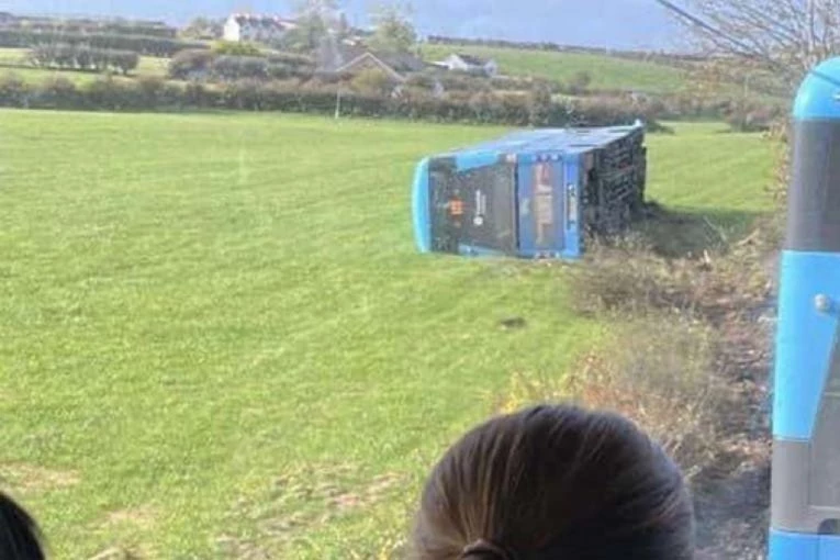 STRAVIČNO! AUTOBUS PUN DECE SLETEO SA PUTA: Ima povređenih, jeziva ispovest majke, "ČULA SAM KAKO MOJ SIN VRIŠTI" (FOTO/VIDEO)