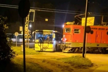 AUTOBUS NIJE STAO NA ZNAK ZA OBAVEZNO ZAUSTAVLJANJE, PA GA POKUPIO VOZ! Novi detalji sudara kod smederevske tvrđave! (FOTO)