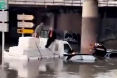 POTOP U MARSEJU! Voda progutala automobile na ulici, trgovi poplavljeni, opšti haos! (VIDEO)