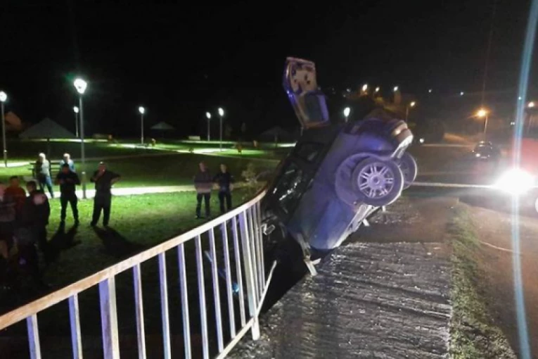 AUTOMOBIL VISI SA MOSTA! Nezgoda u VLadimircima: Saobraćaj obustavljen! (FOTO)