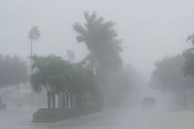 SRBI SA FLORIDE OPISALI HOROR, ČEKAJU NAJJAČI UDAR URAGANA: Zabarikadirali smo se, sedimo u mraku! Nema spavanja!