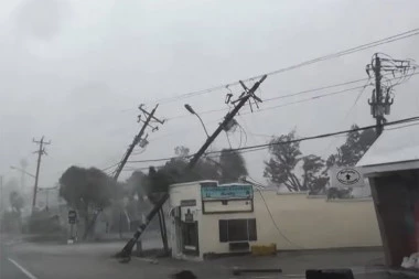 POGLEDAJTE KAKO URAGAN MILTON BRIŠE FLORIDU SA LICA ZEMLJE! Kao da je došao "sudnji dan"! (UZNEMIRUJUĆI VIDEO)