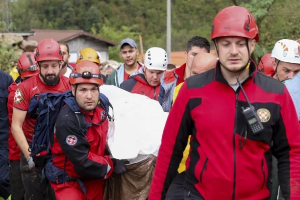 SPASILAČKI TIMOVI NASTAVLJAJU POTRAGU: Nove informacije iz Jablanice nakon katastrofalnih poplava (VIDEO)