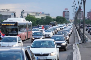 TEŽAK UDES NA BRANKOVOM MOSTU! Autobus se zabio u vozilo, na licu mesta nekoliko vozila Hitne pomoći (FOTO)