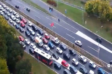 LANČANI SUDAR KOD GENEKSA! Šest vozila učestvovalo u udesu, u saobraćaju KOLAPS (FOTO)