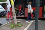 POVREĐENA ŽENA NA VIDIKOVCU: Vrata autobusa joj priklještila nogu!  Sedi na podu i plače, došle Hitna pomoć i policija