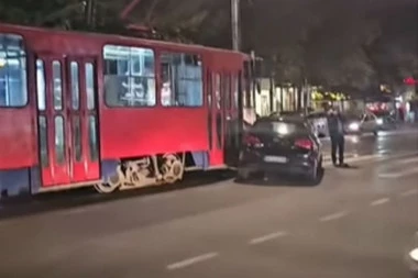 OPET SUDAR TRAMVAJA I AUTOMOBILA U BEOGRADU! Novi saobraćajni kolaps! (VIDEO)