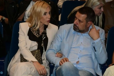 IRINA VUKOTIĆ UHVAĆENA SA NOVIM DEČKOM! Sve oči bile uprte u njih, voditeljka srećnija nego ikada! (FOTO)