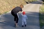 DEJANA JE MAMA BEZ RUKU, ALI NOSI SVOJU ĆERKICU I TO OVAKO: Video "Devojke sa krilima" pogledalo je 2,6 miliona ljudi, scena koja nikoga ne ostavlja ravnodušnim! (VIDEO)