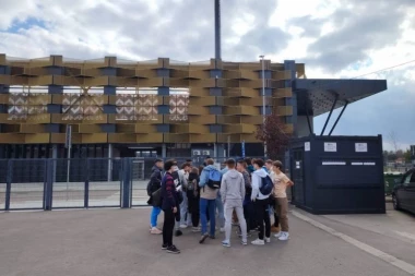 OVAJ KLINAC MOŽE DA IZNENADI: Mladi volonteri iz Niša stigli ispred stadiona - Evo šta su oni imali da kažu! (FOTO + VIDEO)