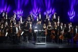 KRALJEVSKA FILHARMONIJA U SAVA CENTRU: Naša voditeljka ZABLISTALA u haljini VLADARSKE boje! (VIDEO)