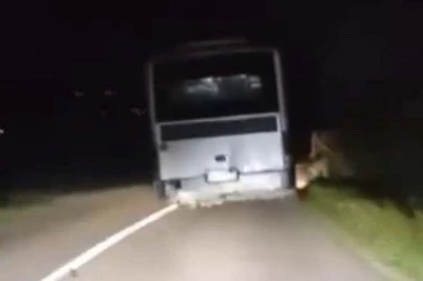 UZNEMIRUJUĆI SNIMAK SA AUTO-PUTA: Vozač autobusa ugrozio sve učesnike u saobraćaju, "DA LI NEKO KONTROLIŠE OVA VOZILA?" (VIDEO)