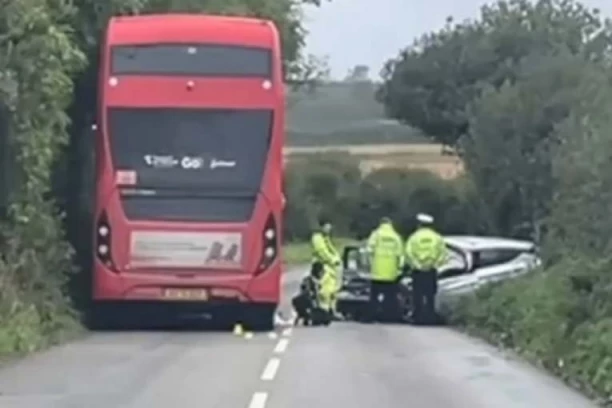 MAJKA I SIN U KRITIČNOM STANJU: Povređeno još četvoro dece kada se AUTOMOBIL ZAKUCAO U AUTOBUS (VIDEO)