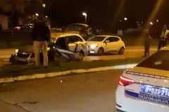 STRAVIČNA SAOBRAĆAJKA NA NOVOM BEOGRADU: Jedna strana vozila totalno SMRSKANA, policija na licu mesta (VIDEO)