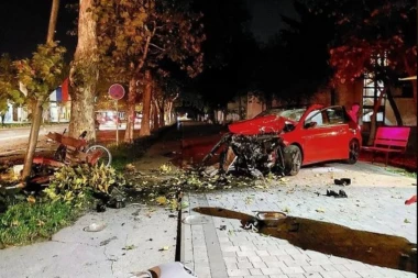 TEŠKA SAOBRAĆAJKA U ZRENJANINU: Delovi automobila rasuti svuda po putu! (FOTO)