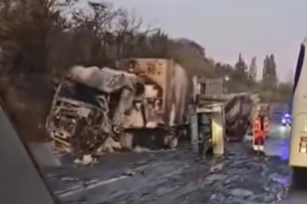 U STRAVIČNOM SUDARU KAMIONA NA IBARSKOJ POGINUO VOZAČ! Vozila se nakon nesreće zapalila i potpuno izgorela (VIDEO)