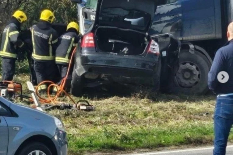 JEDNA OSOBA STRADALA: Stravična nesreća kod Kljajićeva! (FOTO)