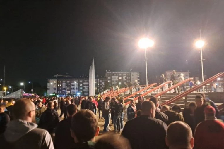 KILOMETARSKE GUŽVE ISPRED ARENE: DJ opičio Zvezdine pesme i napravio ludu atmosferu! (FOTO GALERIJA) (VIDEO)