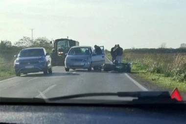 KARAMBOL KOD ZRENJANINA! Sudar dva motocikla, traktora i automobila! (FOTO)