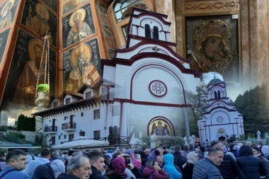 HILJADE LJUDI SE OKUPILO U MANASTIRU TUMANE: Desetogodišnjica otkrivanja moštiju Svetog Jakova! (FOTO)