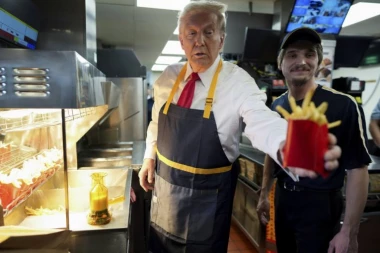 URNEBESNO! Donald Tramp radi, ujedno skuplja glasove i ismeva Kamalu Haris u Mekdonaldsu! (VIDEO/FOTO)