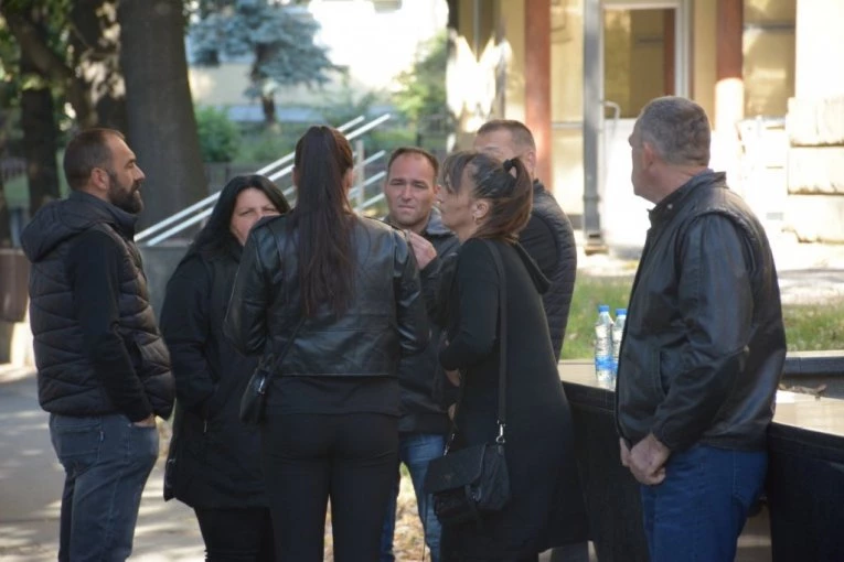 UROŠ I RADIŠA BLAŽIĆ DOVEDENI U SPECIJALNI SUD! Roditelji žrtava i danas nose majice SA POTRESNOM PORUKOM! (FOTO, VIDEO)