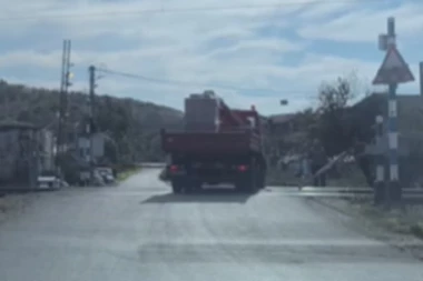 JEZIV SNIMAK! Kamiondžija u punoj brzini ruši rampu u Rakovici, teško mu da sačeka prolazak voza! (VIDEO)