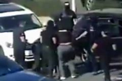 POLICIJA GA IZVLAČI IZ AUTOMOBILA, ON SE OTIMA! Pogledajte snimak hapšenja bivšeg predsednika Albanije! (VIDEO)